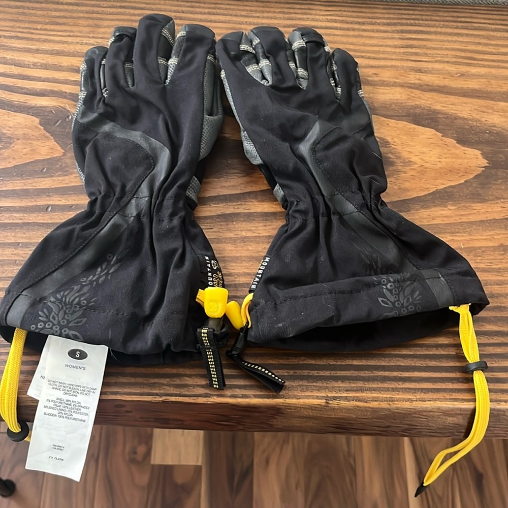 Mountain Hardwear Women's Black Gloves with Yellow Pull Cords